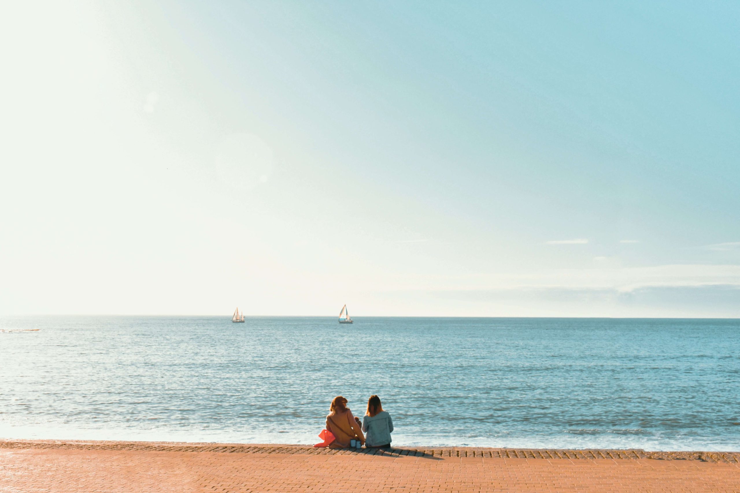 Conversación de amigas en la playa