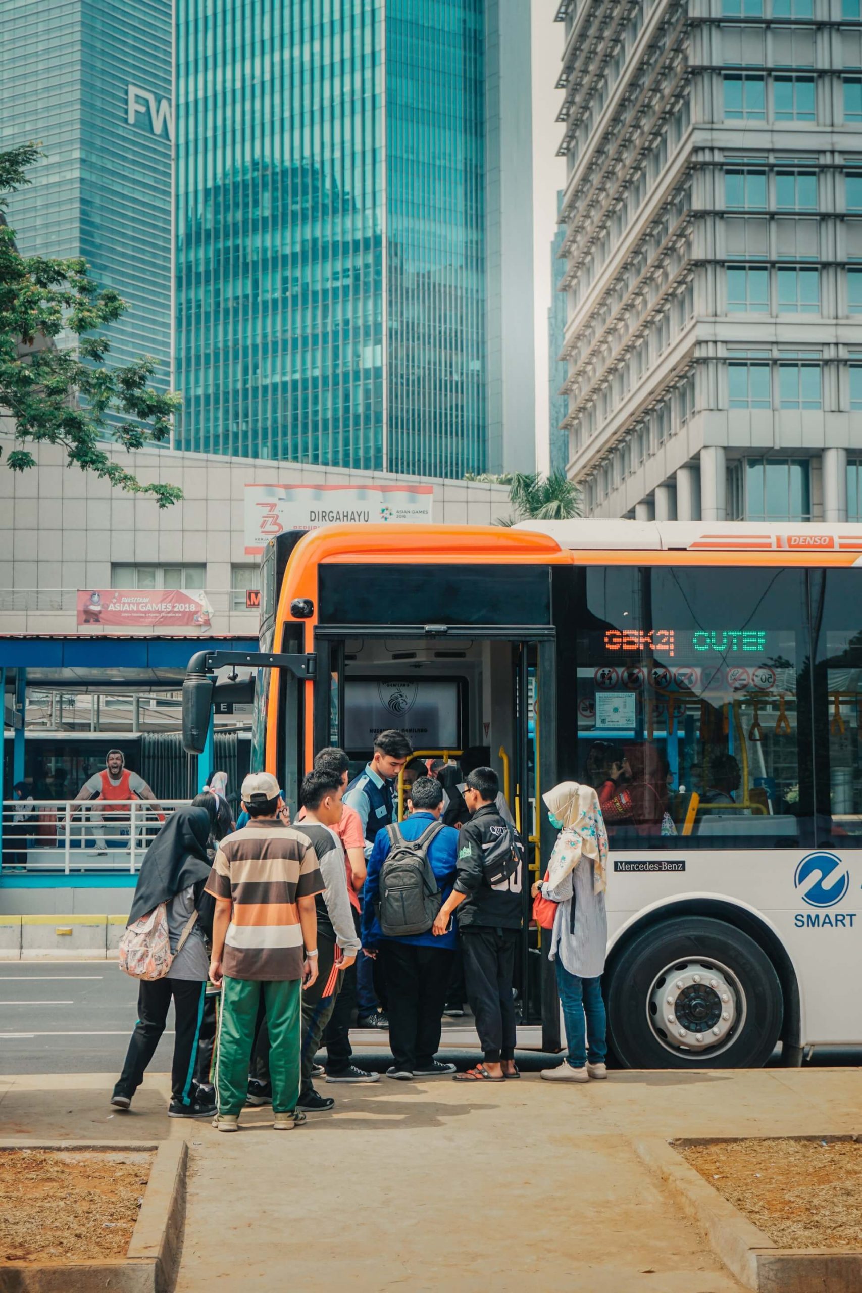 Personas subiendo al colectivo